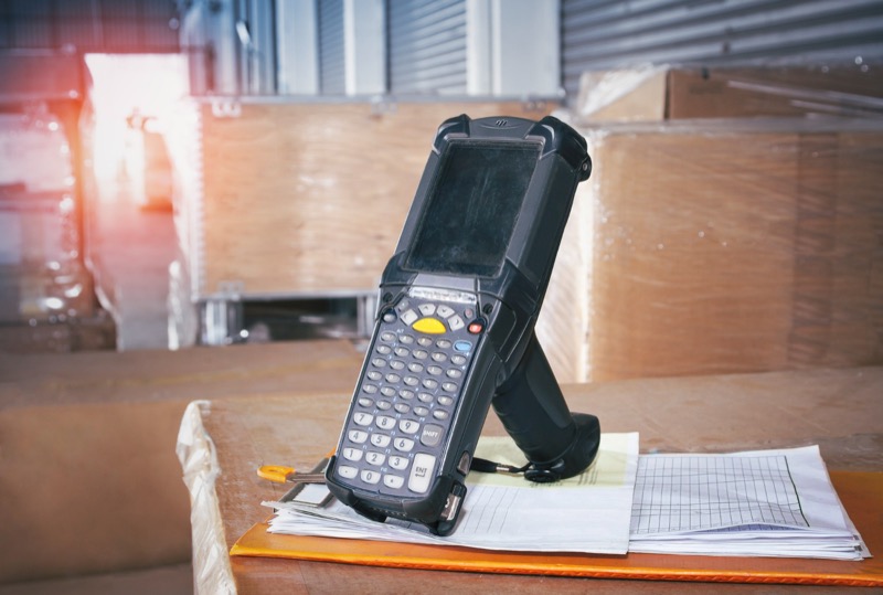 Fixed RFID reader scanning asset tags in a controlled workflow